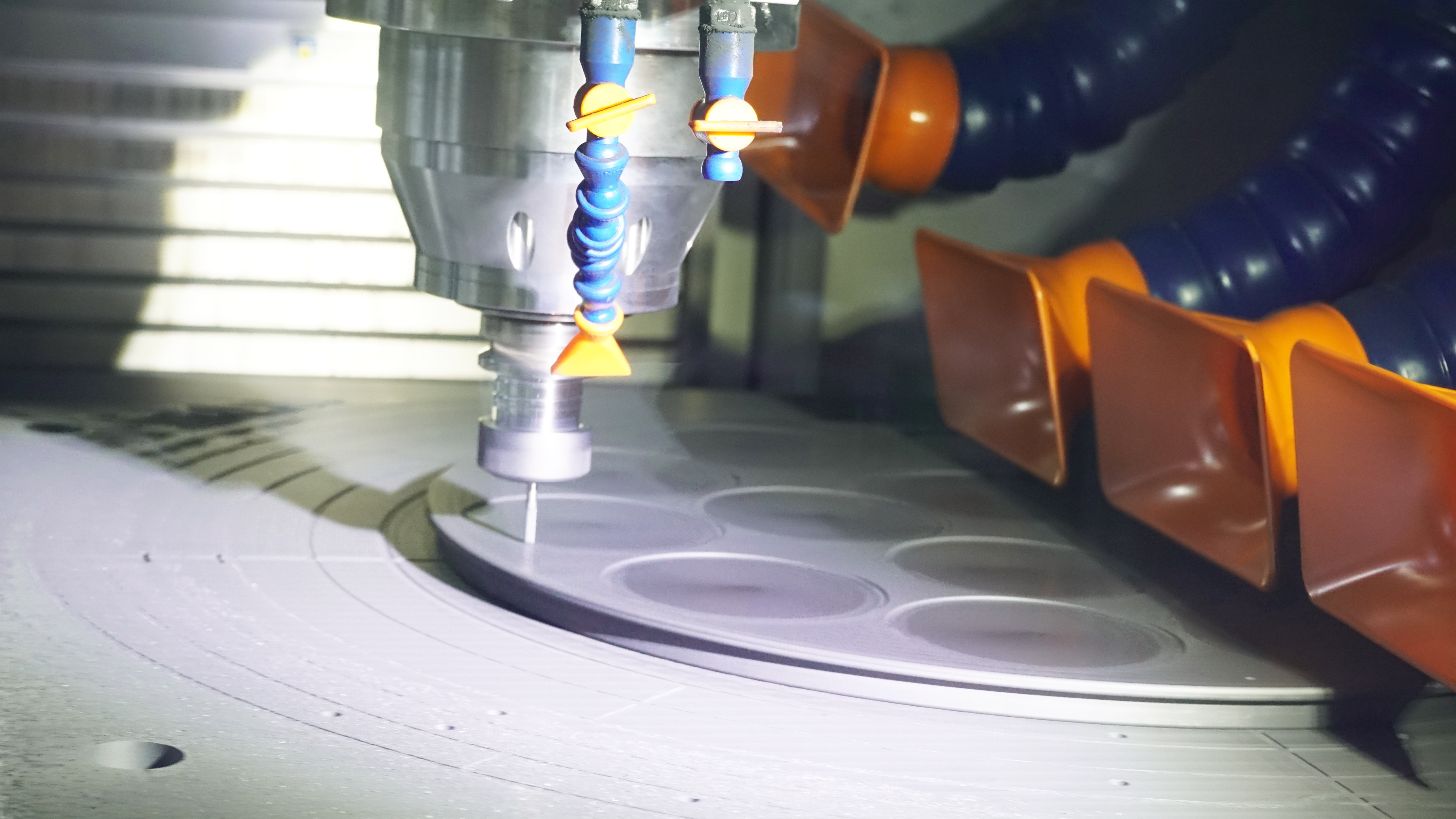 Dentro del taller de mecanizado de precisión CNC de VETEK: construcción de las bases para componentes semiconductores de alta pureza